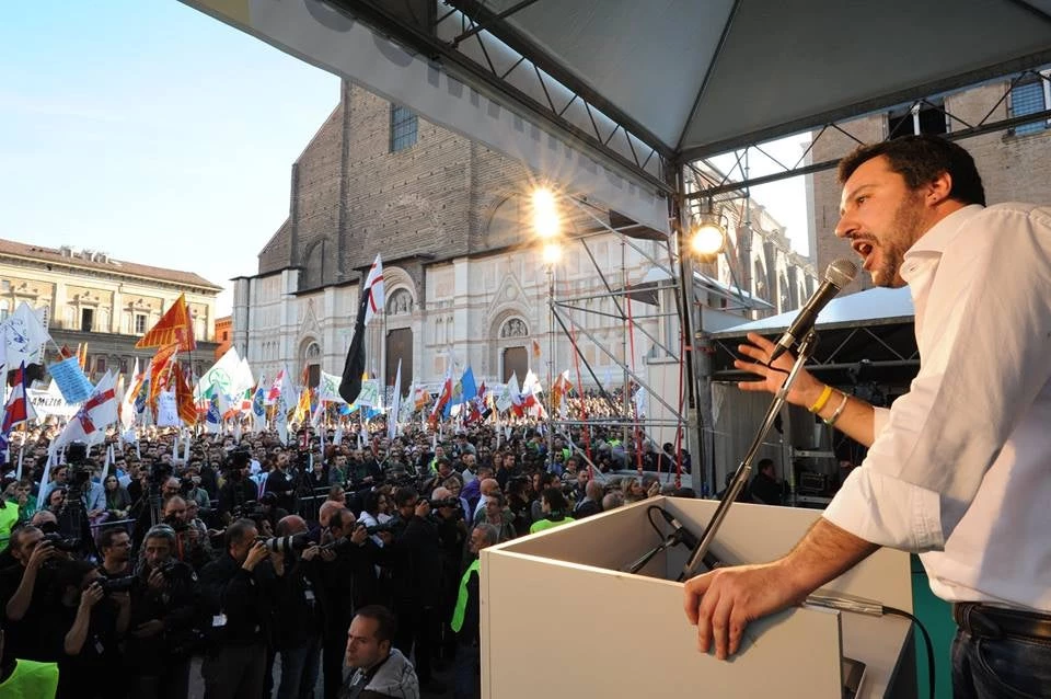 Πέφτουν «φάπες» και στην μαφία: Συνεχίζεται η αντεπίθεση Σαλβίνι: «Μαφιόζοι και δουλέμποροι είναι τα ίδια περιττώματα» – «Τους πήρα τα σώβρακα»